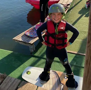 Enfant souriant en tenue de wakeboard